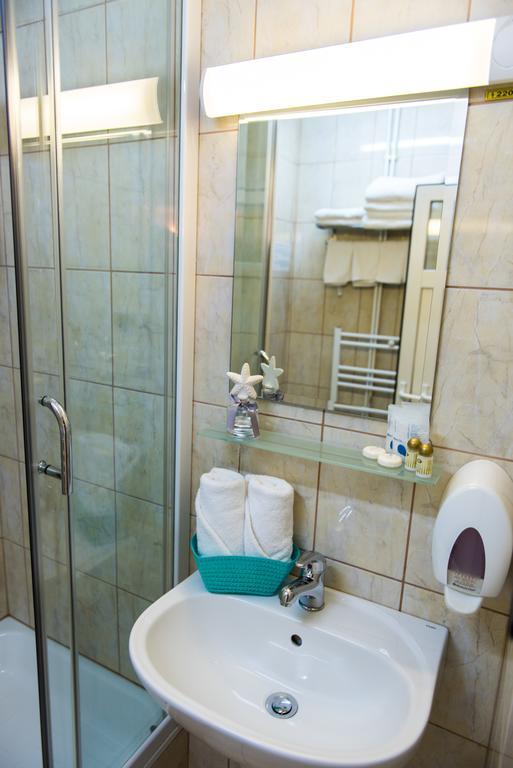 Hotel Lyra Oradea Habitación foto