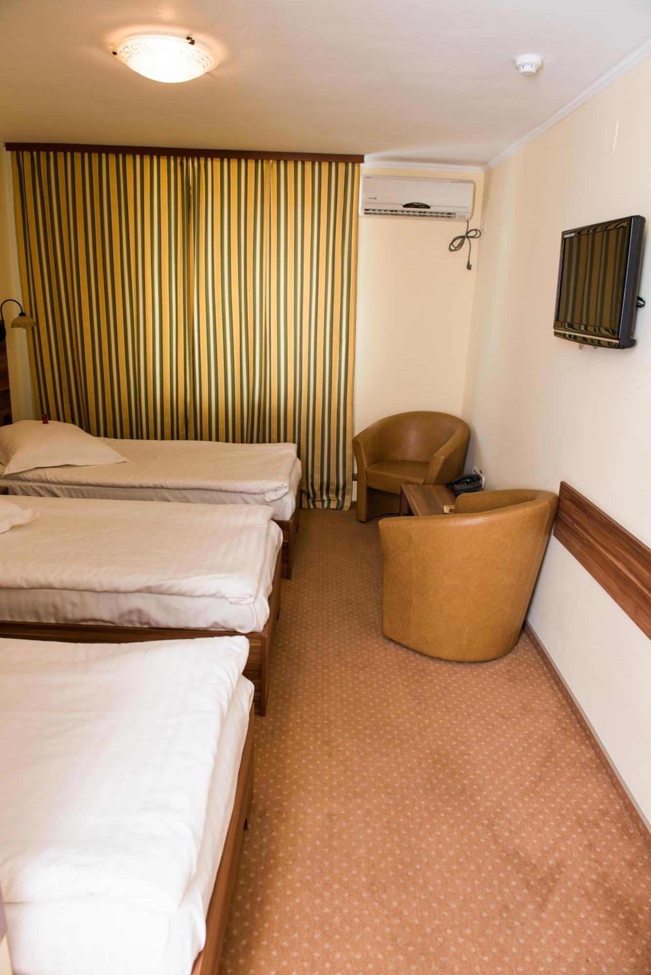 Hotel Lyra Oradea Habitación foto