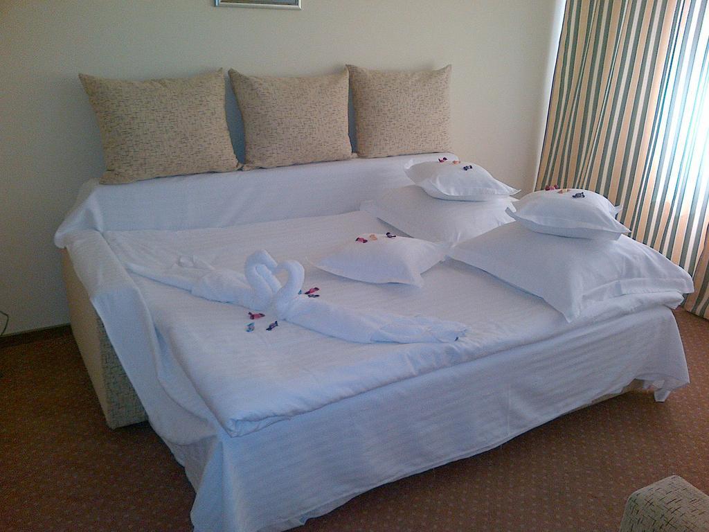 Hotel Lyra Oradea Habitación foto